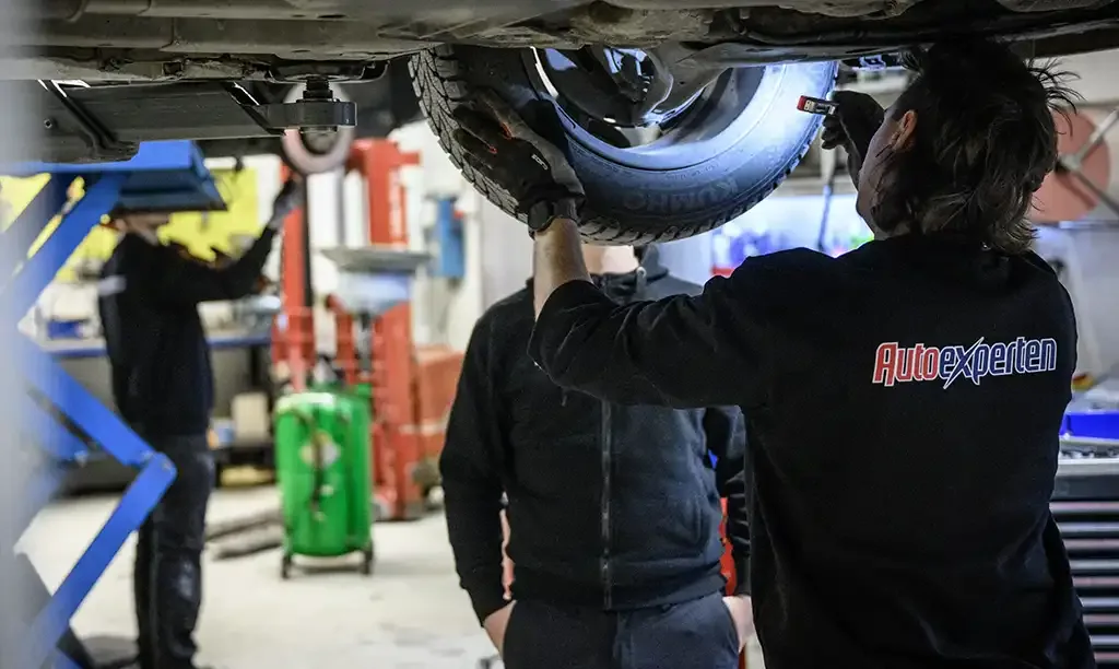 Arbeid i bilverkstedet
