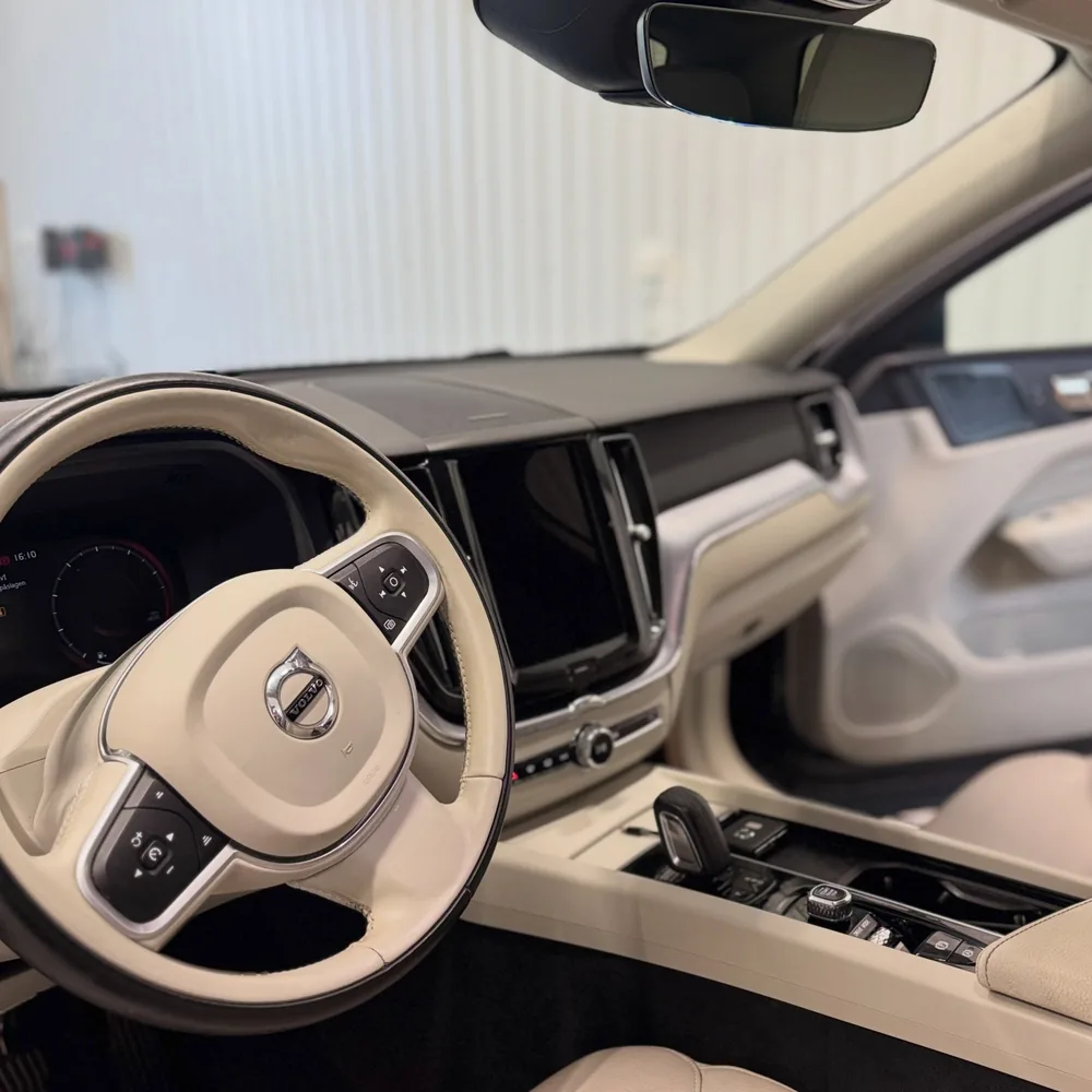 Volvo-interiør med ratt og instrumentpanel
