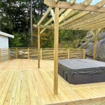 Treterrasse med pergola og integrert spabad
