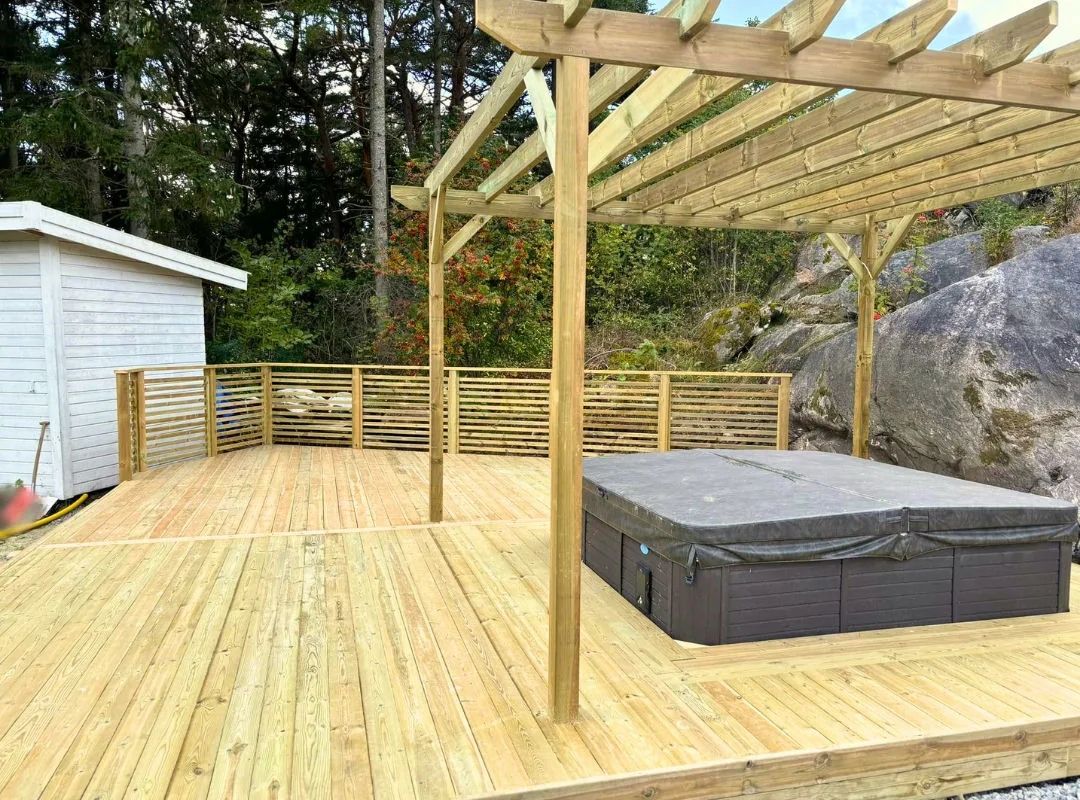 Treterrasse med pergola og integrert spabad