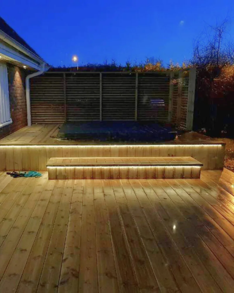 Treterrasse med trinn og belysning i kveldslys
