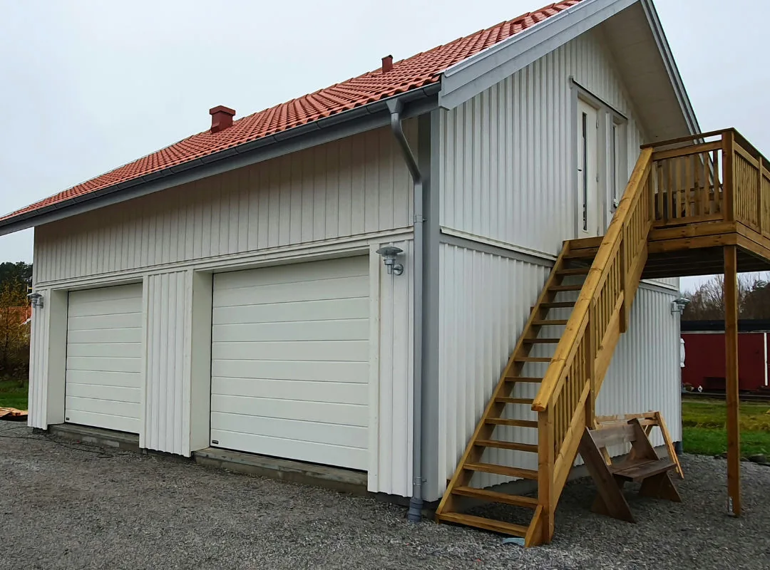 Dobbeltgarasje med loft og utvendig trapp