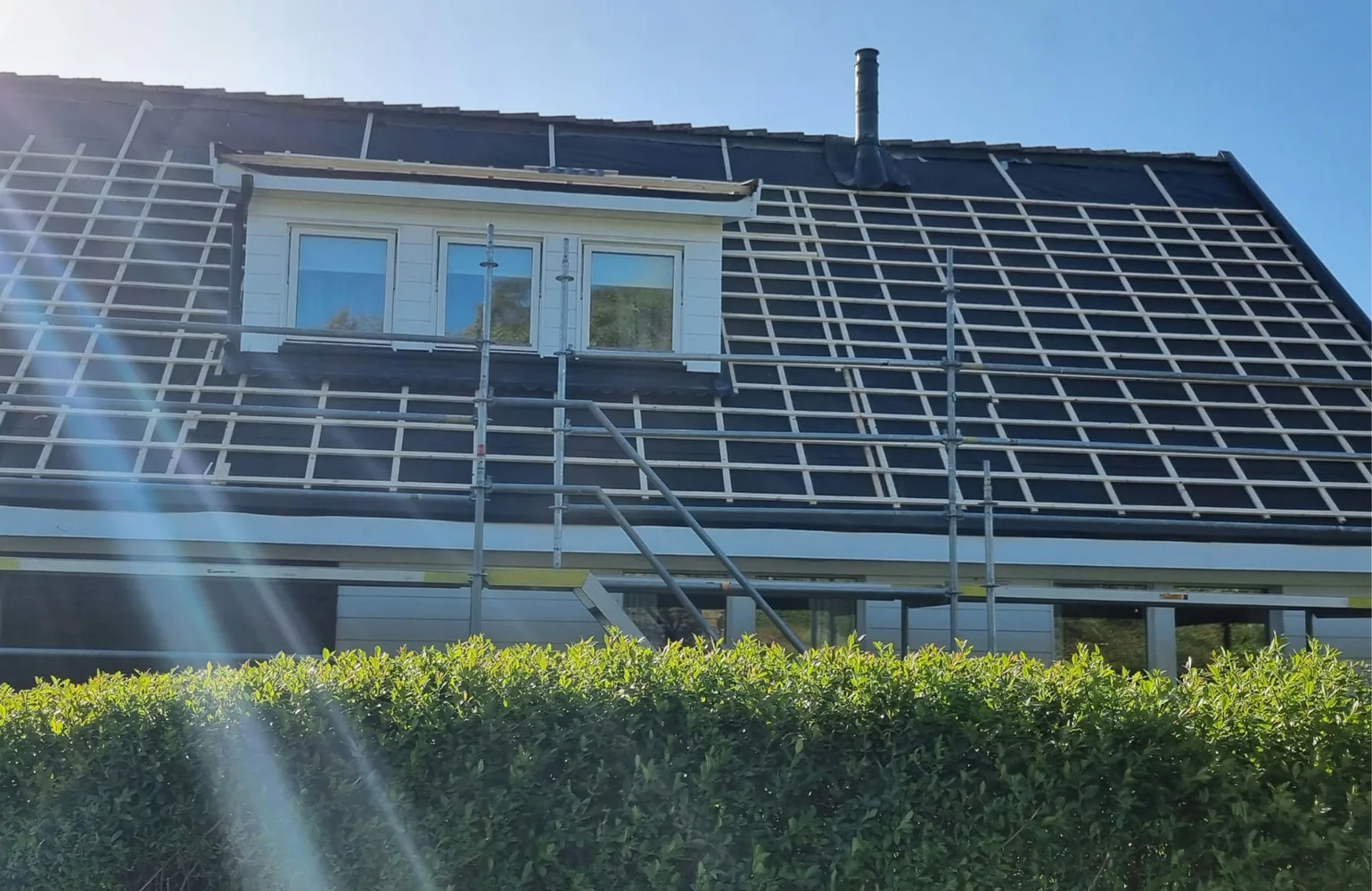 Takarbeid på bolighus med synlige taklekter