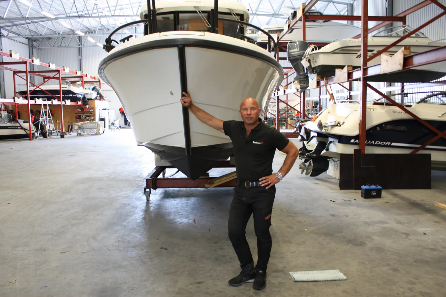 Båter i hallen hos Strömstad Marinservice