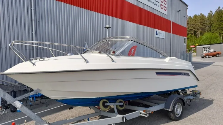 Motorbåt på henger ved Strömstad Marinservice